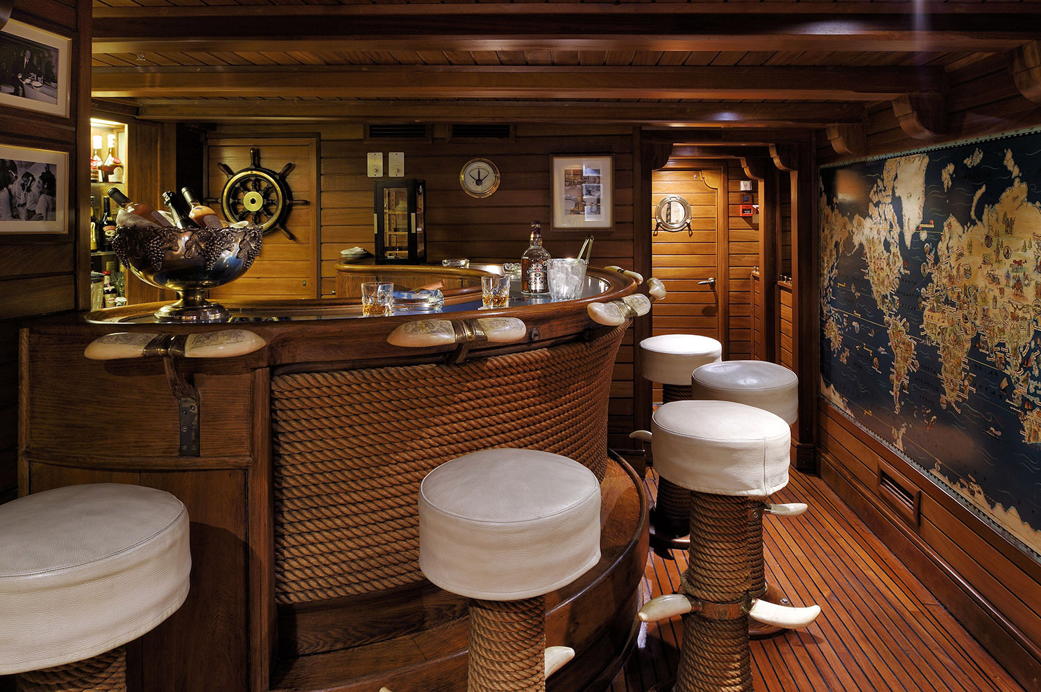 Ari's Bar