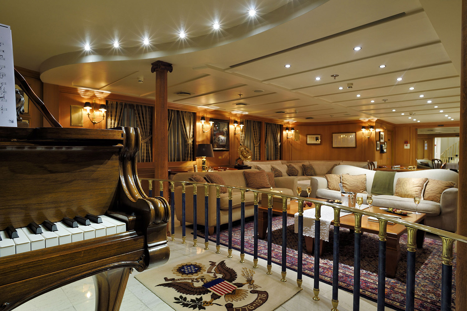 Callas Lounge with Grand Piano