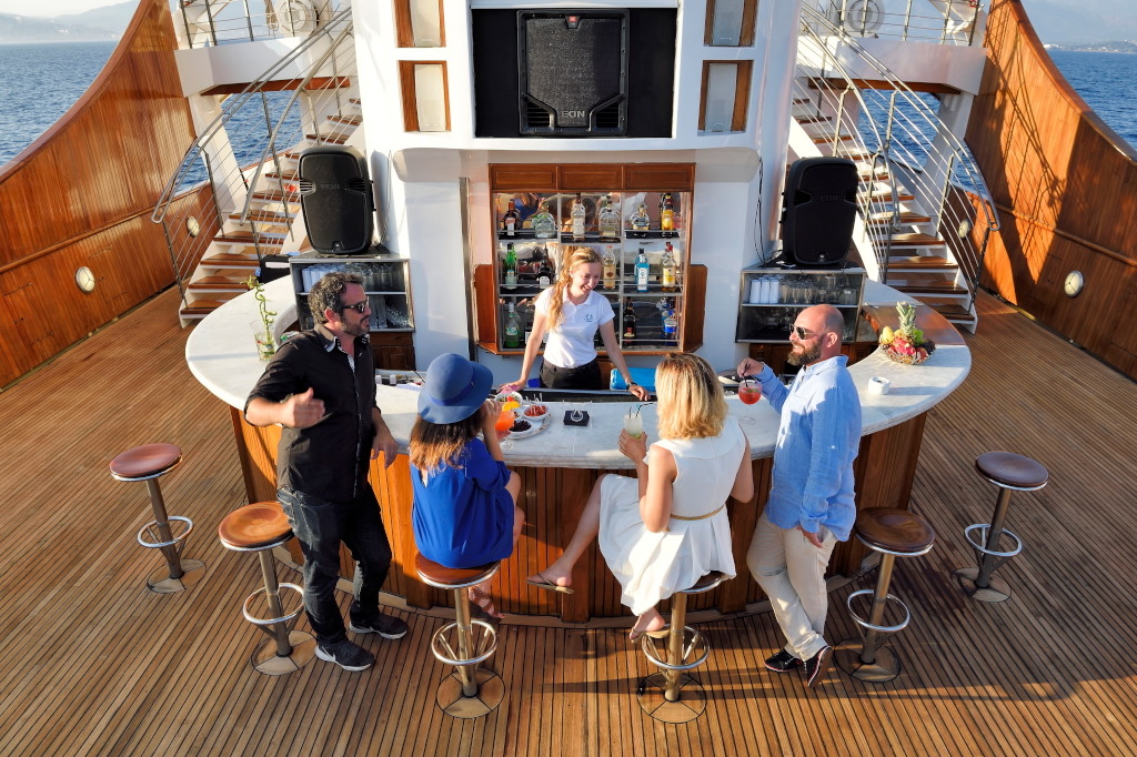 Jacuzzi deck bar for evening entertainment