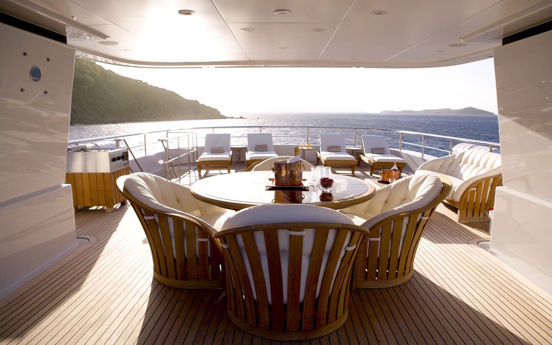 aft deck seating and dining
