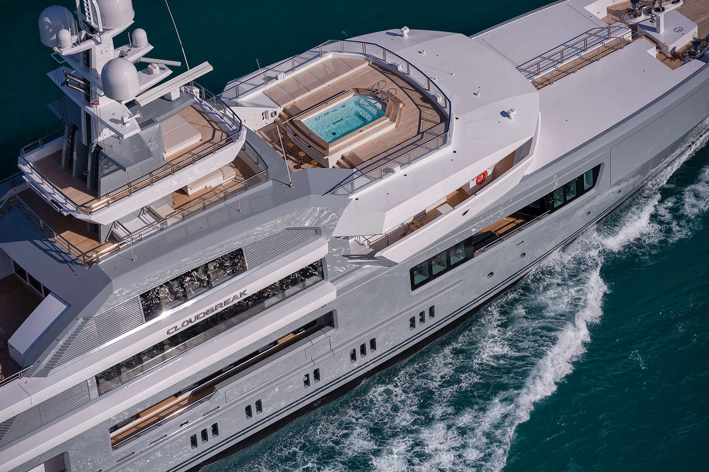 Yacht Cloudbreak 