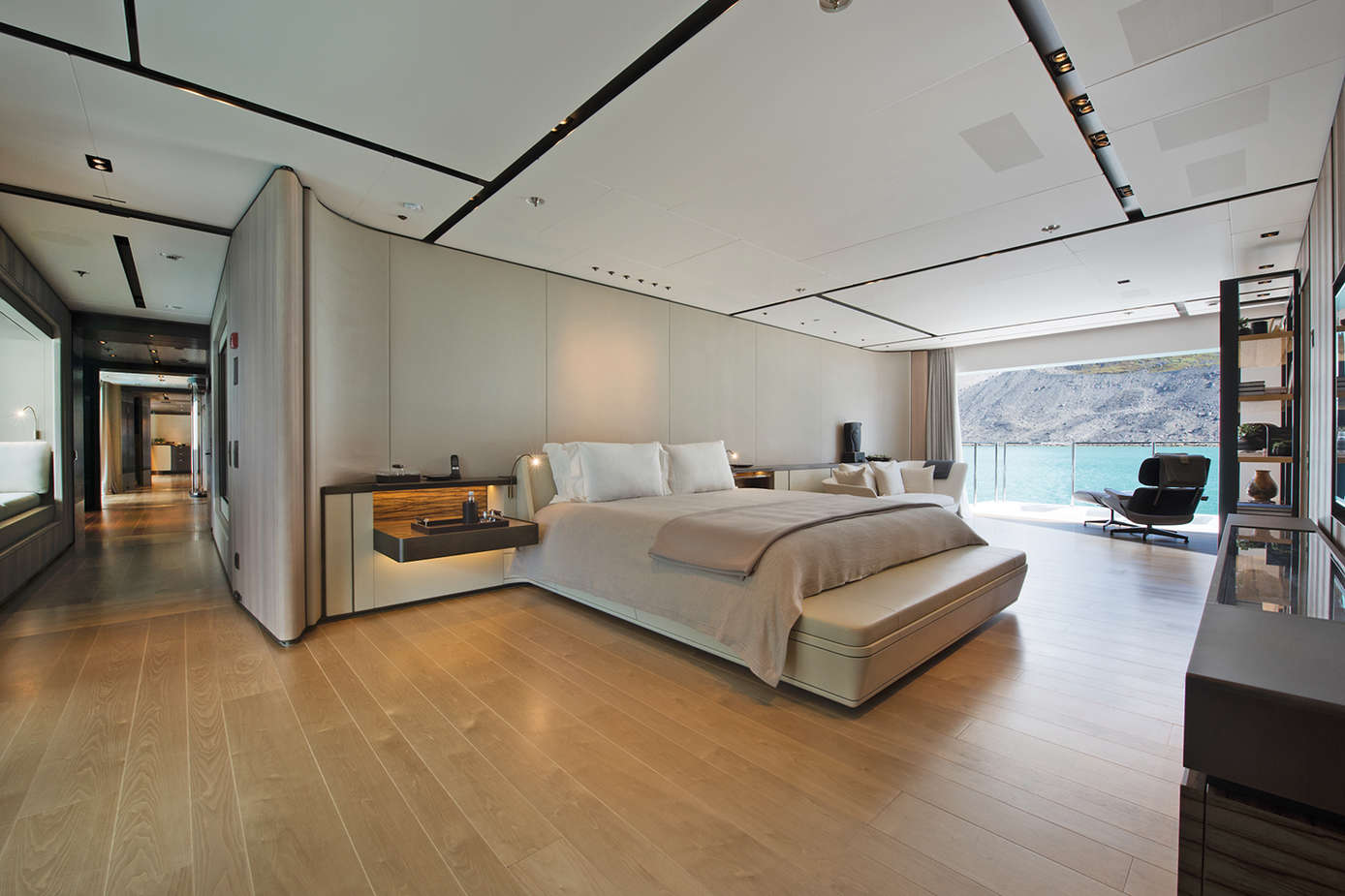 Yacht Cloudbreak - Christopher Scholey